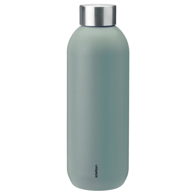 Se Stelton Keep Cool drikkeflaske 0,6L, dusty green ✔ Kæmpe udvalg i Stelton ✔ Hurtig levering: 1 - 2 Hverdage samt billig fragt - Varenummer: KTO-355-20 og barcode / Ean: &