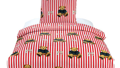 Se billigt Essenza sengetøj Stripe Bear Red på udsalg! 140x200 + 60x63 cm. Hurtig levering (1-2 hverdage) og billig fragt. Spar op til 52%!