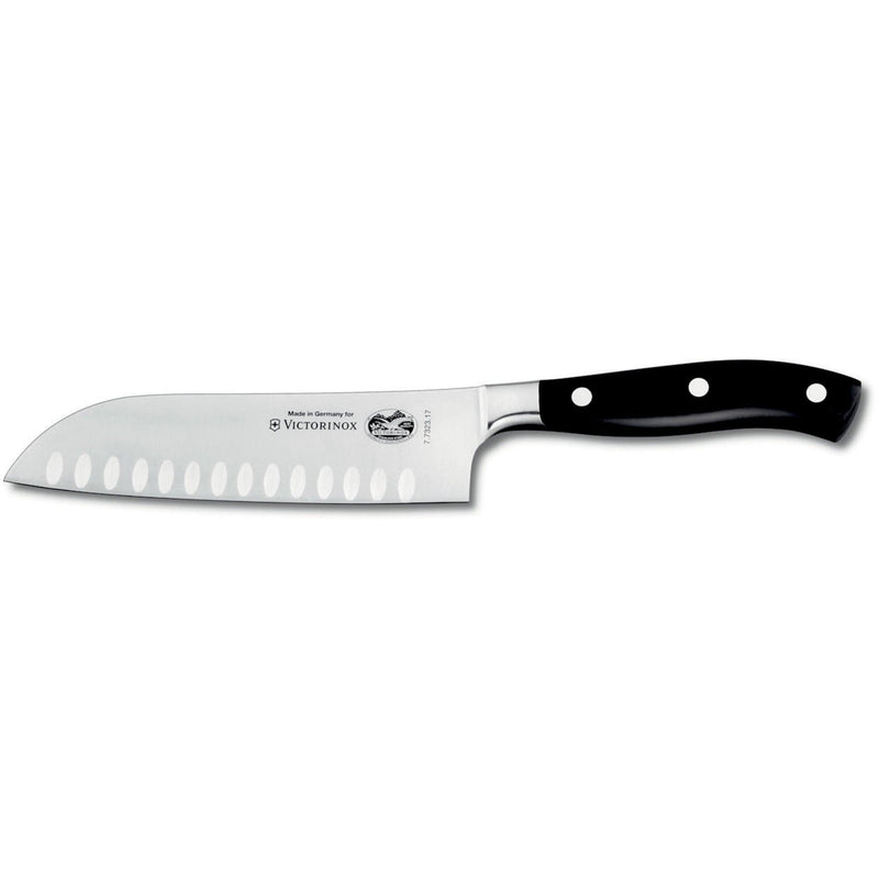 Se Victorinox Grand Mâitre olivenslebet santokukniv i sort, 17 cm. ✔ Stort online udvalg i Victorinox ✔ Hurtig levering: 1 - 2 Hverdage samt billig fragt - Varenummer: KTO-7.7323.17G og barcode / Ean: &