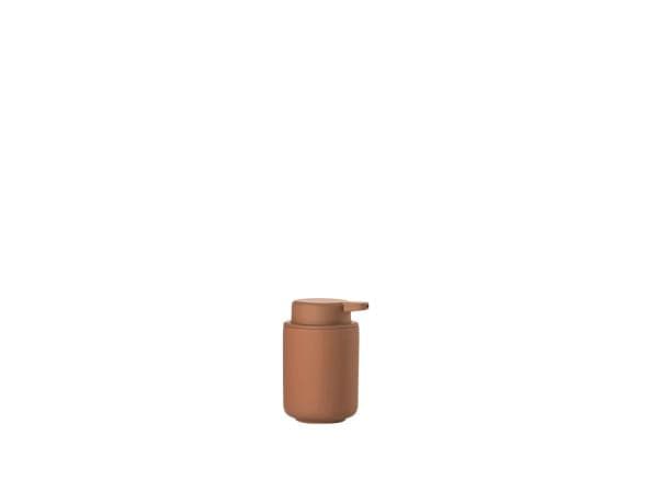 Se ZONE Denmark - Ume Sæbedispenser Dia 8,3 x 12,8 cm 0,25 liter Terracotta ✔ Kæmpe udvalg i ZONE Denmark ✔ Hurtig levering: 1 - 2 Hverdage samt billig fragt - Varenummer: RKTK-ZO31543 og barcode / Ean: på lager - Udsalg på Spar op til 59% - Over 1334 design mærker på udsalg