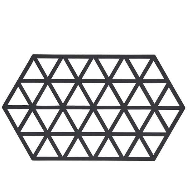 Se ZONE Denmark - Zone Triangles Bordskåner 24 x 14 x 0,9 cm Black ✔ Kæmpe udvalg i ZONE Denmark ✔ Hurtig levering: 1 - 2 Hverdage samt billig fragt - Varenummer: RKTK-ZO330311 og barcode / Ean: &