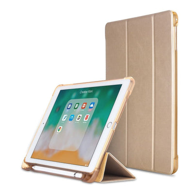 Se iPad 9.7 (2017/18/ Air/Air 2 - Tri-Fold læder cover m/stylus pen holder - Guld ✔ Kæmpe udvalg i Capida ✔ Hurtig levering: 1 - 2 Hverdage samt billig fragt - Varenummer: CPD-V33101113332D og barcode / Ean: 101113332D på lager - Udsalg på Tablets tilbehør Spar op til 61% - Over 412 kendte brands på udsalg