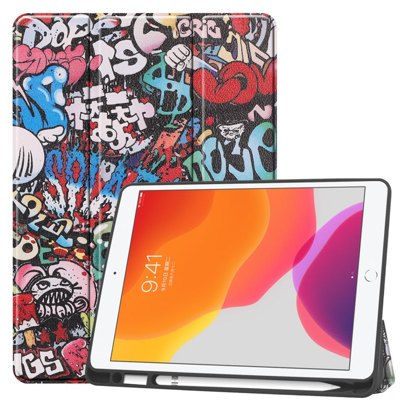 Se iPad 10.2 (2019/2020/2021) - Læder Tri-Fold cover med holder til Touch Pen - Graffiti ✔ Kæmpe udvalg i Capida ✔ Hurtig levering: 1 - 2 Hverdage samt billig fragt - Varenummer: CPD-V33101118376C og barcode / Ean: 101118376C på lager - Udsalg på Tablets tilbehør Spar op til 61% - Over 400 kendte brands på udsalg