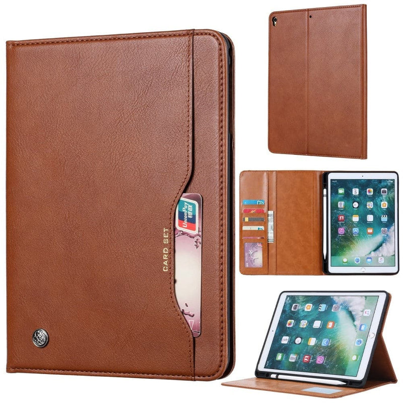 Se iPad 10.2 (2019/2020/2021) - Læder cover med holder til Touch pen - Brun ✔ Kæmpe udvalg i Capida ✔ Hurtig levering: 1 - 2 Hverdage samt billig fragt - Varenummer: CPD-V33101119028A og barcode / Ean: 101119028A på lager - Udsalg på Tablets tilbehør Spar op til 54% - Over 360 kendte mærker på udsalg