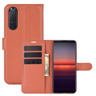 Se Sony Xperia 5 II - Classic læder cover / pung - Brun ❤ Kæmpe udvalg i Capida ❤ Hurtig levering: 1 - 2 Hverdage samt billig fragt - Varenummer: CPD-V33101303422I og barcode / Ean: 101303422I på lager - Udsalg på Mobil tilbehør Spar op til 63% - Over 324 kendte brands på udsalg