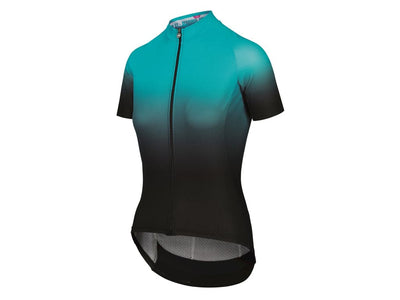 Se Assos UMA GT Summer SS Jersey c2 Shifter - Cykeltrøje - Dame - Hydro Blue - Str. L ❤ Kæmpe udvalg i Assos ❤ Hurtig levering: 1 - 2 Hverdage samt billig fragt - Varenummer: CKP-2220000194464 og barcode / Ean: '2220000194464 på lager - Udsalg på Cykeltrøjer Spar op til 52% - Over 400 kendte brands på udsalg