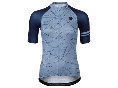 Se AGU Velo Wave Essential - Cykeltrøje - K/Æ - Dame - Blå - Str. S ❤ Kæmpe udvalg i AGU ❤ Hurtig levering: 1 - 2 Hverdage samt billig fragt - Varenummer: CKP-8717565695504 og barcode / Ean: '8717565695504 på lager - Udsalg på Cykeltrøjer Spar op til 53% - Over 454 kendte brands på udsalg