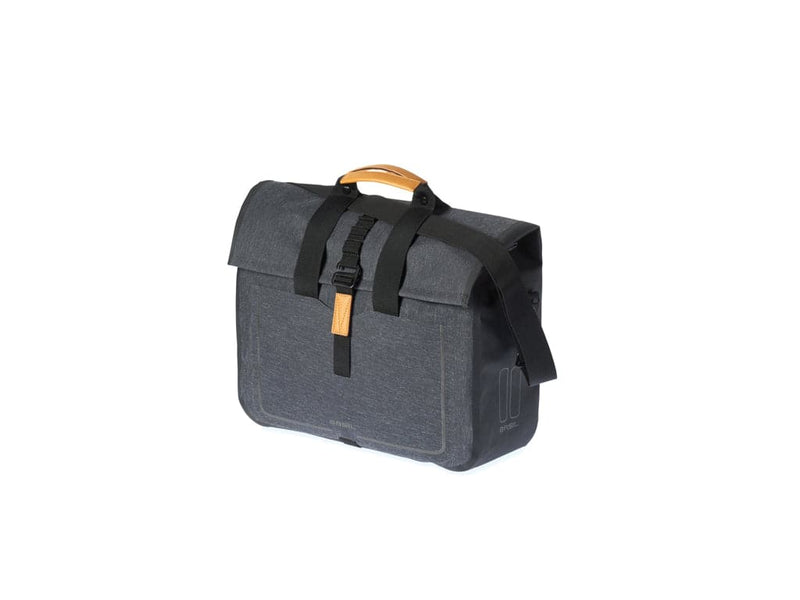 Se Basil Urban Dry - Cykeltaske til bag - 20 liter - Dark grey ❤ Kæmpe udvalg i Basil ❤ Hurtig levering: 1 - 2 Hverdage samt billig fragt - Varenummer: CKP-8715019176616 og barcode / Ean: &