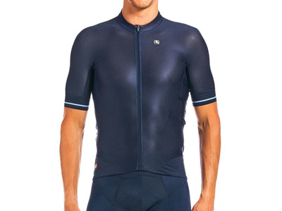 Se Giordana FRC PRO - Cykeltrøje - Korte ærmer - Midnight Blue - Str. M ❤ Kæmpe udvalg i Giordana ❤ Hurtig levering: 1 - 2 Hverdage samt billig fragt - Varenummer: CKP-842009156728 og barcode / Ean: '842009156728 på lager - Udsalg på Cykeltrøjer Spar op til 58% - Over 412 kendte brands på udsalg