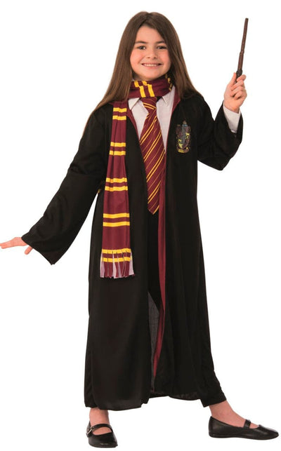 Se HARRY Potter GRIFFINDOR Kostume med tryllestav, tørklæde og slips 4-10 år ✔ Kæmpe udvalg i Rubie's ✔ Hurtig levering: 1 - 2 Hverdage samt billig fragt - Varenummer: MMA-20335089 og barcode / Ean: '048229000906 på lager - Udsalg på Harry Potter udklædning Spar op til 57% - Over 454 design brands på udsalg