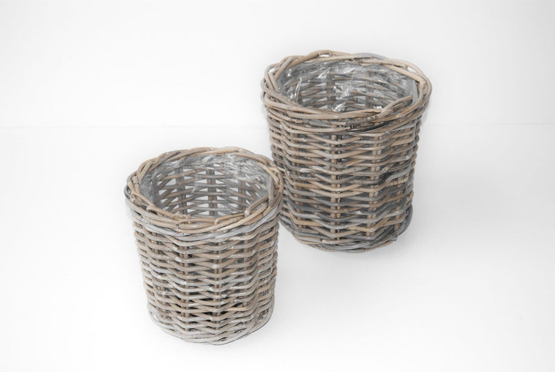 Se Unikke Kubu udendørs kurve | Grå rattan | Sæt af 2 ❤ Fletkurven ❤ Hurtig levering: 1 - 2 Hverdage og gratis fragt v/køb over 499 kr. GLS til pakkeshop ❤ Varenummer: FK-10207 og barcode / Ean: 5709948092249 på lager - Kæmpe udvalg i  Home Plantekurve - Over 360 kendte mærker på tilbud