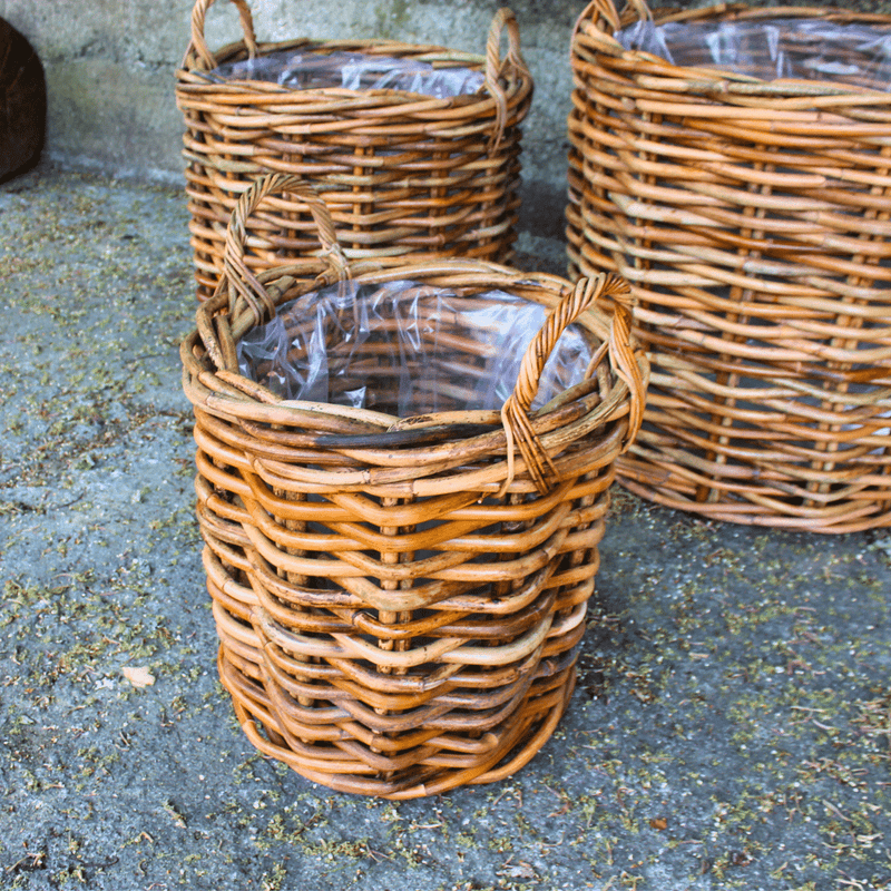 Se Kurve til planter | Fletkurven Small Rattan | Ø46xH45 cm ❤ Fletkurven ❤ Hurtig levering: 1 - 2 Hverdage og gratis fragt v/køb over 499 kr. GLS til pakkeshop ❤ Varenummer: FK-17963 og barcode / Ean: 5709948091099 på lager - Kæmpe udvalg i  Home Plantekurve - Over 350 kendte brands på tilbud