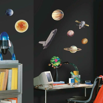 Se SPACE TRAVEL Wallstickers ✔ Kæmpe udvalg i Roommates ✔ Hurtig levering: 1 - 2 Hverdage samt billig fragt - Varenummer: MMA-216001 og barcode / Ean: '034878755885 på lager - Udsalg på Wallstickers til børneværelset Spar op til 62% - Over 454 design brands på udsalg