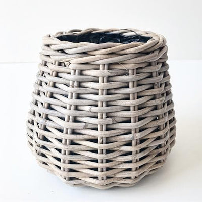 Se Rattan plantekurv | Ø19xh21cm ❤ Fletkurven ❤ Hurtig levering: 1 - 2 Hverdage og gratis fragt v/køb over 499 kr. GLS til pakkeshop ❤ Varenummer: FK-10196 og barcode / Ean: 5709948076089 på lager - Kæmpe udvalg i  Home Plantekurve - Over 360 kendte mærker på tilbud