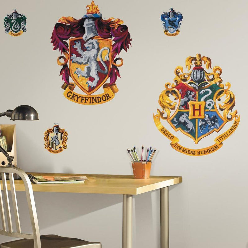 Se Harry Potter HOGWARTS CREST GIANT Wallstickers ✔ Kæmpe udvalg i  Roommates ✔ Hurtig levering: 1 - 2 Hverdage samt billig fragt - Varenummer: MMA-216105 og barcode / Ean: &