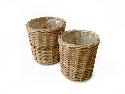 Se Udendørs fletkurve i rattan pvc | Sæt af 2 kurve ❤ Fletkurven ❤ Hurtig levering: 1 - 2 Hverdage og gratis fragt v/køb over 499 kr. GLS til pakkeshop ❤ Varenummer: FK-417 og barcode / Ean: 5709948085777 på lager - Kæmpe udvalg i  Home Plantekurve - Over 360 kendte mærker på tilbud